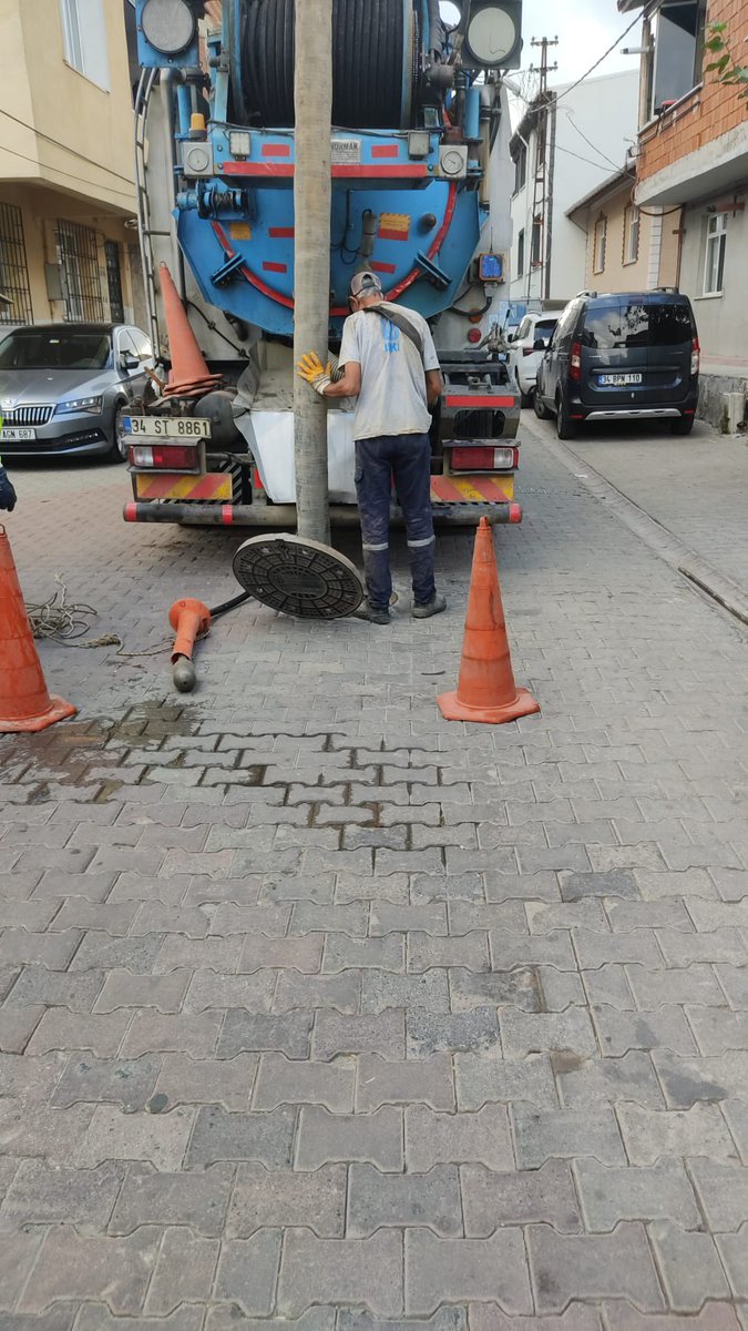 Meteorolojik yağış uyarılarını dikkate alarak ekiplerimiz, kritik noktalarda periyodik bakımlarını ve sahadaki çalışmalarını aralıksız sürdürüyor. İSKİ Sultanbeyli Şube Müdürlüğü olarak yağışlı havalarda yürüttüğümüz saha çalışmaları sayesinde altyapımızı daha da güçlendiriyoruz.