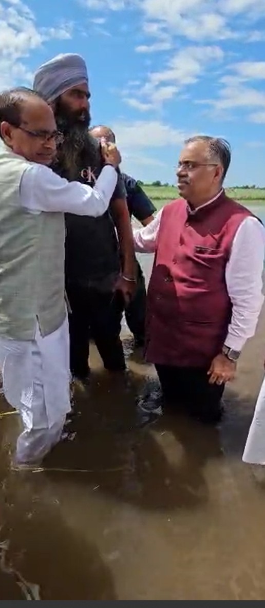 AryaPathakIND's tweet photo. @mrsinha While Absentee CM @BhagwantMann  and Super CM @ArvindKejriwal both fled their duties. 
Leaders like Tarun Chugh are on ground aiding lives amidst the Man-Made disaster of AAPDA Party Govt in Punjab. https://t.co/tsdHCNyBvo