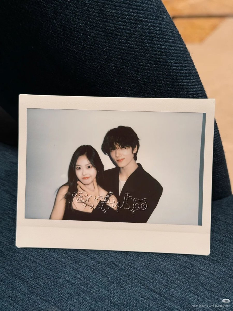 mochjiw's tweet image. why his hands so big wtf