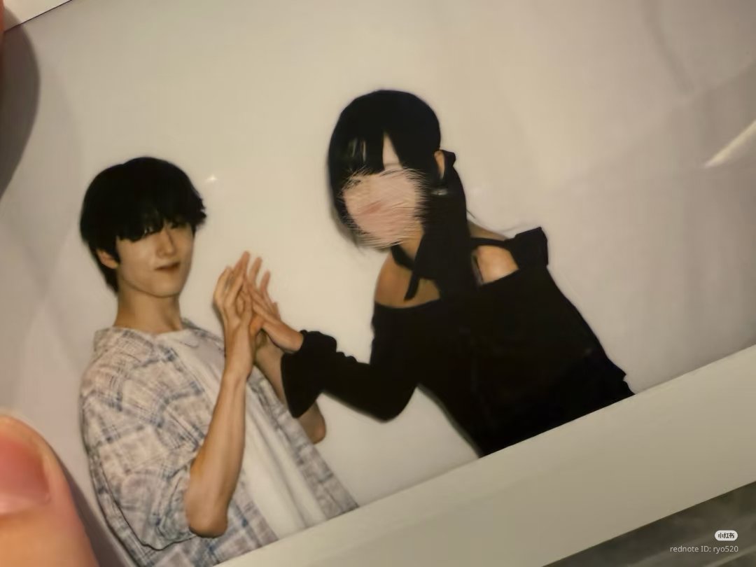 mochjiw's tweet image. why his hands so big wtf