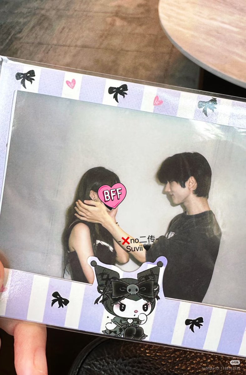 mochjiw's tweet image. why his hands so big wtf