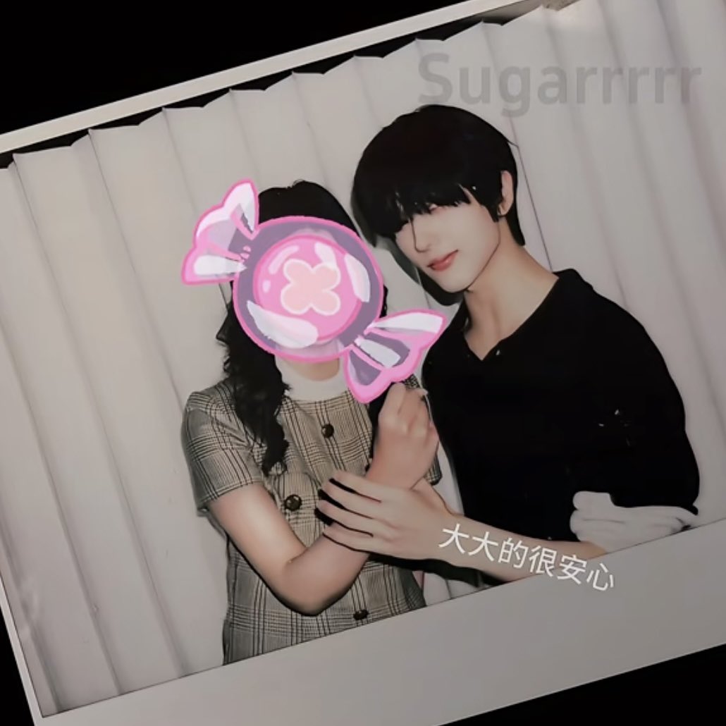 mochjiw's tweet image. why his hands so big wtf