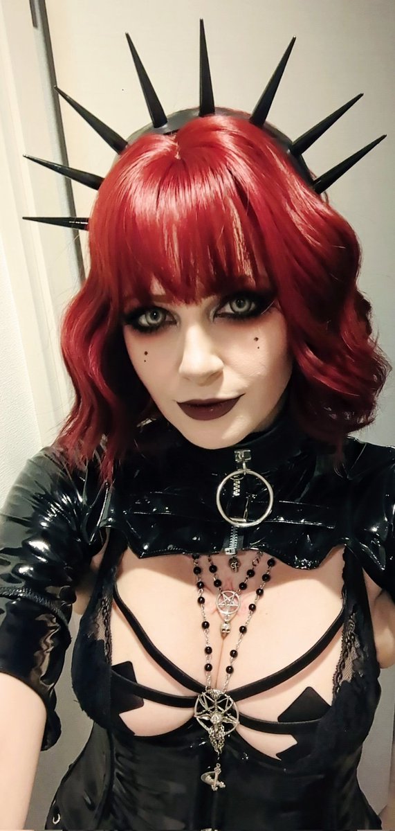 Horrorkindchen's tweet photo. 久しぶりのデパチだ〜
赤ウィッグで行く🦇 https://t.co/sI6FVQFHgV