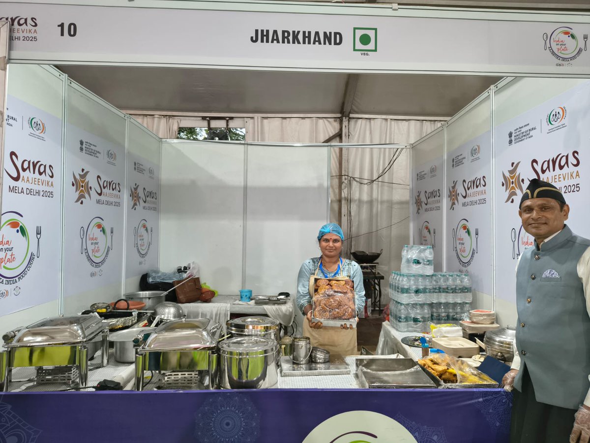 onlineJSLPS's tweet photo. Jharkhand at Aajeevika Saras Mela-2025
Jharkhand is participating in the Aajeevika Saras Mela 2025 at Major Dhyan Chand Stadium, New Delhi with 7 stalls representing four key categories: Handloom, Handicrafts, Natural Food, and Live Food.
22 Lakhpati Didis from Self-Help Groups across Ranchi, Godda, Sahebganj, Khunti, Simdega, and Dumka are showcasing their handmade and locally sourced products at this national platform. Their participation highlights the creativity, skill, and entrepreneurial spirit of rural women from Jharkhand.
This event serves as a powerful opportunity to promote indigenous crafts, traditional food, and sustainable livelihoods from the state on a national platform.
#SarasMeinHum #SarasAajeevikaMela2025 #Swadeshi #VocalForLocal #हर_घर_स्वदेशी #Jharkhand #Palash
@MoRD_GoI @DAY_NRLM
@HemantSorenJMM @DipikaPS
