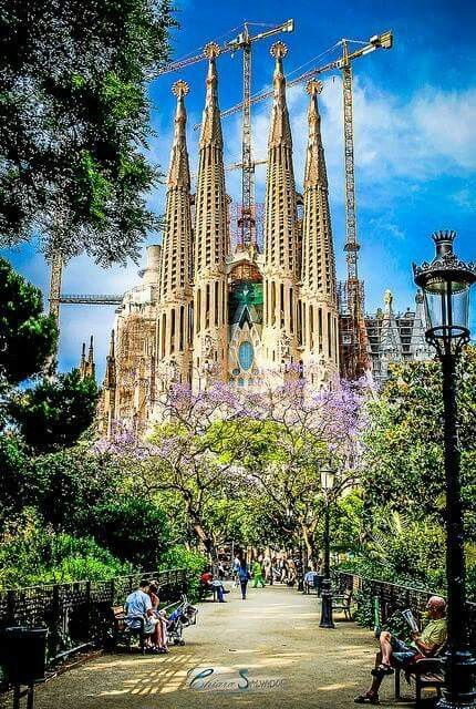 Gaudí y la Sagrada Familia:

No es un templo.

Es la fe de un hombre 
convertida en piedra y luz.

El arquitecto que la soñó  no buscaba fama: 

buscaba a Dios. 
               🧵👇