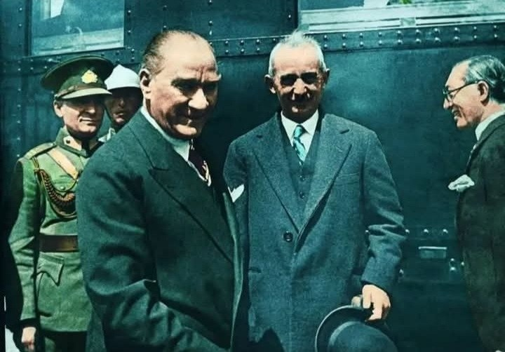 putavcisikutplu's tweet photo. İNÖNÜ 52 YIL ÖNCE ÖLDÜ!
Malatyalı dediler, ama aslında Bitlisli Ermeni kökenliydi.
Atatürk’ün ardından başa geçti
ve Türkiye’nin imanını hedef aldı:
📷 Kur’an-ı Kerim basımını yasakladı.
📷 Evlerden Kur’an toplatıp yaktırdı.
📷 Ezanı  Türkçe’ye çevirdi.
📷 ezanı aslına çeviren Menderes'i arkadaşlarıyla
birlikte idam etti.
📷 Hacca gitmeyi 1948’e kadar yasakladı.
📷 Alimleri zindanlara attı, Müslümanları mağaralara itti.
📷 Camileri kışlaya çevirdi.vs...uzun gider..
ve savunma sanayi ki bir ülke için en önemli bir şeydir
ona hizmet edenler
ya sürüldü , ya fabrikaları kapatıldı,
ya da katledildi..
şu anda yaşanılan her şeyin altında CHP var
ama ne acıdır ki
Müslüman olduğunu iddia edenler tarafından
cellatına aşık olmuş gibi desteklenmektedir.
Ateşleri bol olsun