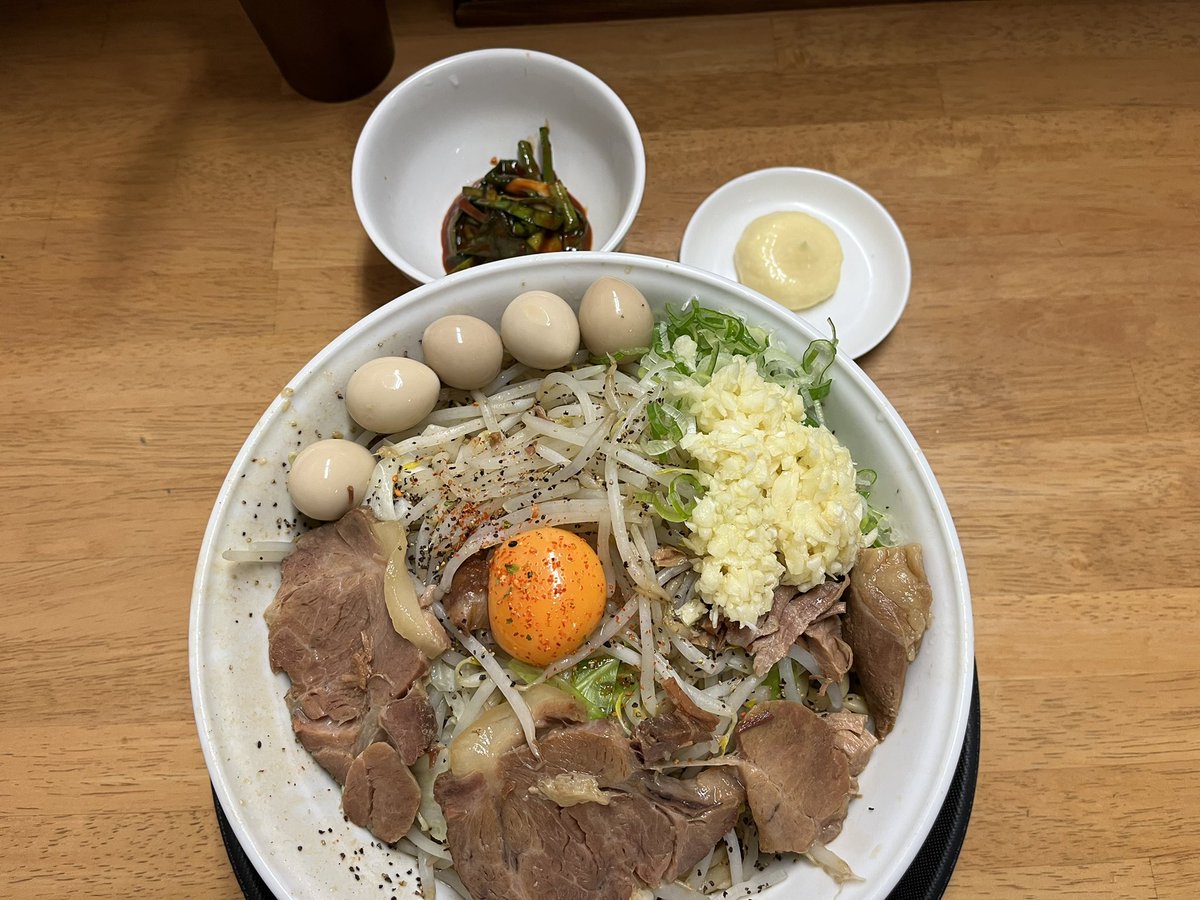 ow01hiro's tweet photo. 初代 極

汁なし 中 うずら ニラキムチ マヨ
ニンニクちょい増し

外待ちから着丼まで約90分。21時を過ぎても数名の外待ち！
この組合せは初めてだけど、マヨが美味い😋もっと早くから試さなかったことを後悔😂するほど美味い。大満足、さて明日は？
今夜は姐さんのご尊顔に手を合わせいただきました。 https://t.co/ImDr8r2M1L
