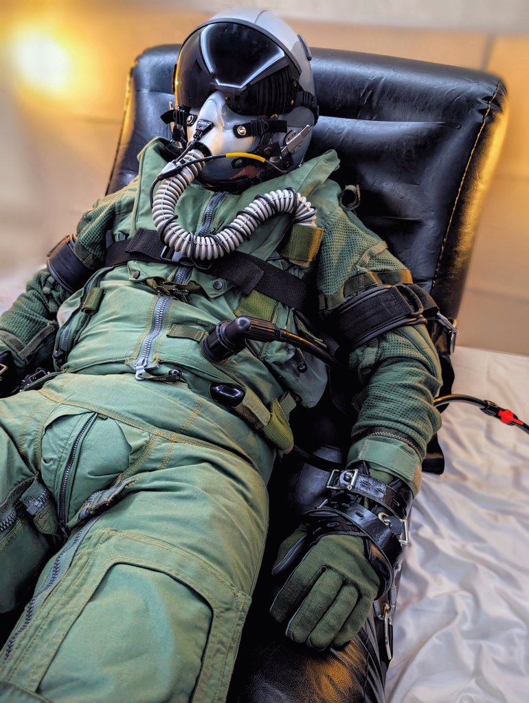 stuckngear's tweet image. One key step in that training is to connect the full pilot gear, and to make sure there's no leak.
Safety first, don't you think ? 👌🏻