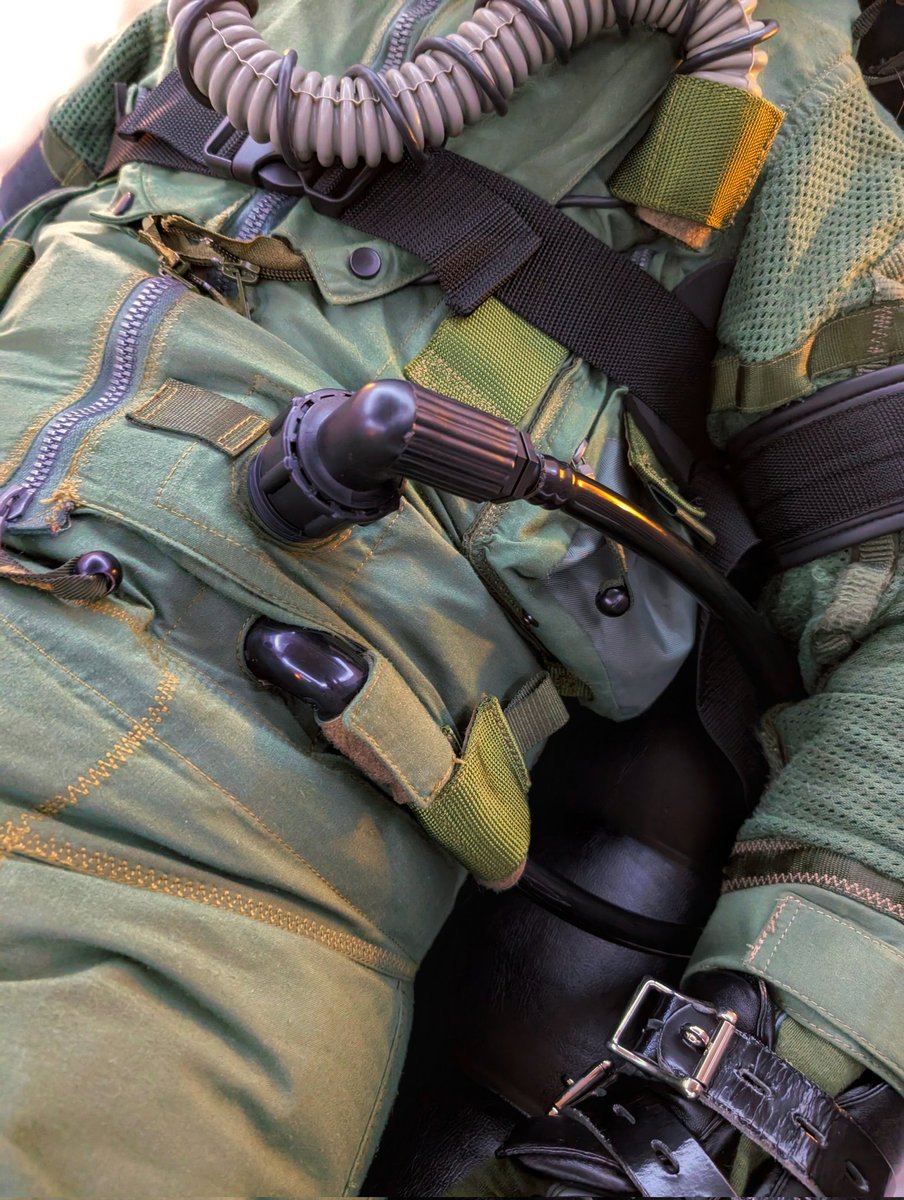 stuckngear's tweet image. One key step in that training is to connect the full pilot gear, and to make sure there's no leak.
Safety first, don't you think ? 👌🏻