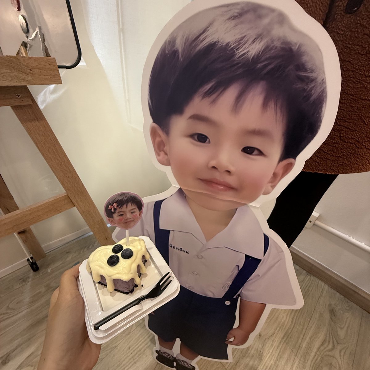 แฮปปี้มากมากเลยอ่ะ เหนือความคาดหมาย มีคนรักพี่เอียนเยอะเลยนะรู้ไหม ทางร้านก็น่ารักชอบความแกะสูตรน้ำของพี่เอียนมาเป็นเวลคัมดริ้ง  ( อร่อยมากกก ตื่นเลย ) ส่วยน้ำขนมของแจก คุ้มซะยิ่งกว่าคุ้ม อร่อยด้วย หวังว่าจะได้เจอกันเร็ว ๆ นี้น้า ❤️
<a href="/Preaw____w/">⟢ 𝐏𝐫𝐞𝐚𝐰._.𝐰 ˚˳꒦꒷</a> <a href="/G_U_Cafe/">G U Café</a> 🤲🏻✨🦋