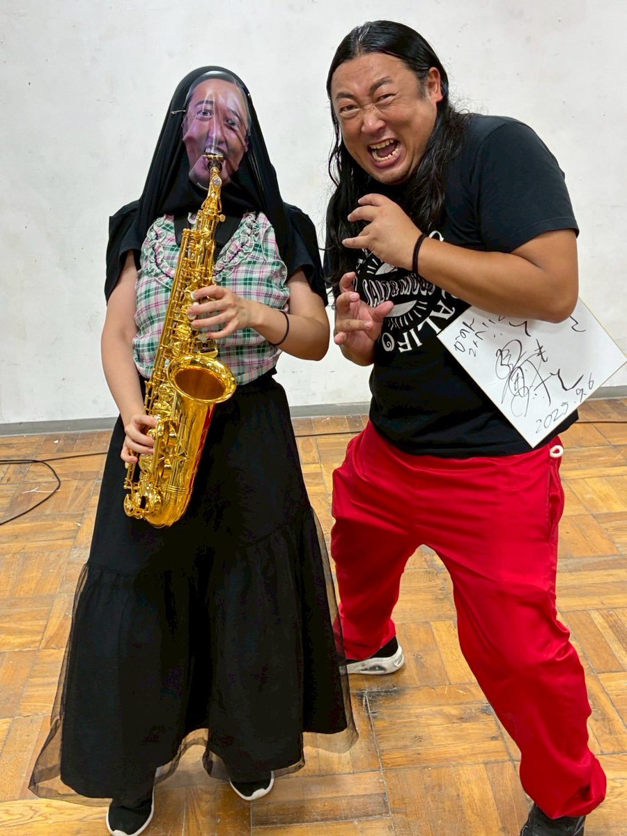 藝祭2025ロバート秋山トークショーで行われた大喜利対決GEISAIグランプリで、優勝しました！！！！！

大喜利対決の他には、秋山さんの前で、トゥトゥトゥサークルを特別即興バージョンで、演奏させていただきました！！
#藝祭2025 #ロバート秋山