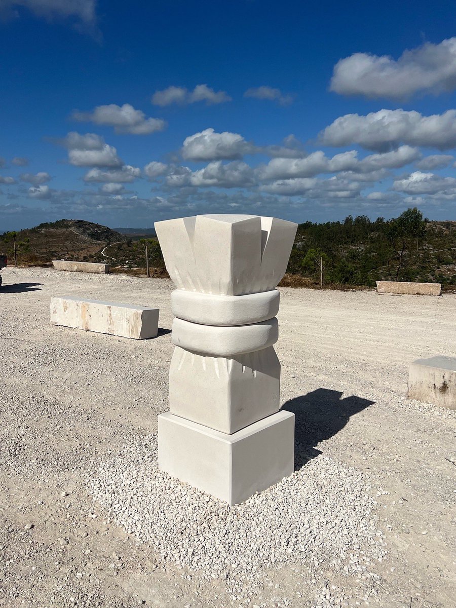 ( نقاط إلى الاعلى ) 
العمل :
T150x75x75 cm
القاعدة :
T50x80x80 cm
حجر رسوبي من كوداسال - البرتغال 
2025
منفذ في مهرجان فن الحجر - البرتغال 
——-
(Points upward)
Work:
T150x75x75 cm
Base:
T50x80x80 cm
Limestone - Moca Creme-Codaçal
2025
Exhibited at the Stone Art festival, Portugal