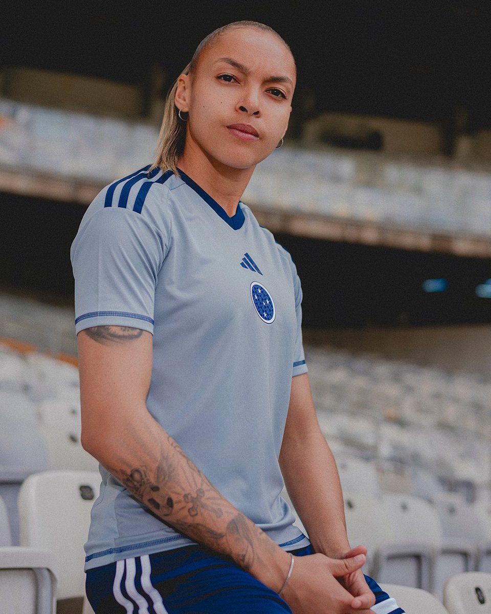 Uma homenagem àqueles que honraram nossa história debaixo das traves e aos 60 anos do nosso palco de emoções: o Mineirão. 🧤🏟️

A Camisa de Gigantes já está disponível nas lojas físicas e em loja.cruzeiro.com.br.

#CamisaDeGigantes