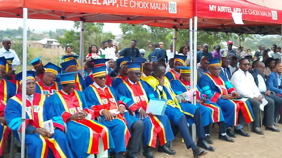 acprdcongo's tweet photo. #RDC: Un plan d'action solide a été mis en place pour relever les nombreux défis qui se posaient à l'Université Joseph Kasa-Vubu (#UKV) à Boma, dans le sud-ouest de la République démocratique du Congo, a fait savoir le recteur de cette université publique, samedi, lors de la cérémonie de collation des grades académiques.
"Ensemble avec les autres membres du comité de gestion, nous avons hérité d'une institution sans internet général sinon des boxs des bureaux, les classes presqu'étouffées, le bâtiment de la faculté de médecine inachevé, une une dette d'un million deux cent mille dollars américains, une bibliothèque mitigée, une faculté de médecine presque fermée et un corps académique composé de 14 professeurs résidents, un site sans eau et sans électricité (...) Face à ces défis, nous avons mis sur pied un plan d'actions solide pour relever ces défis", a indiqué l'abbé Darius Bamuene Solo, recteur de l'UKV.
Découvrez d'autres infos sur notre site https://t.co/tGEWJ2BOoV