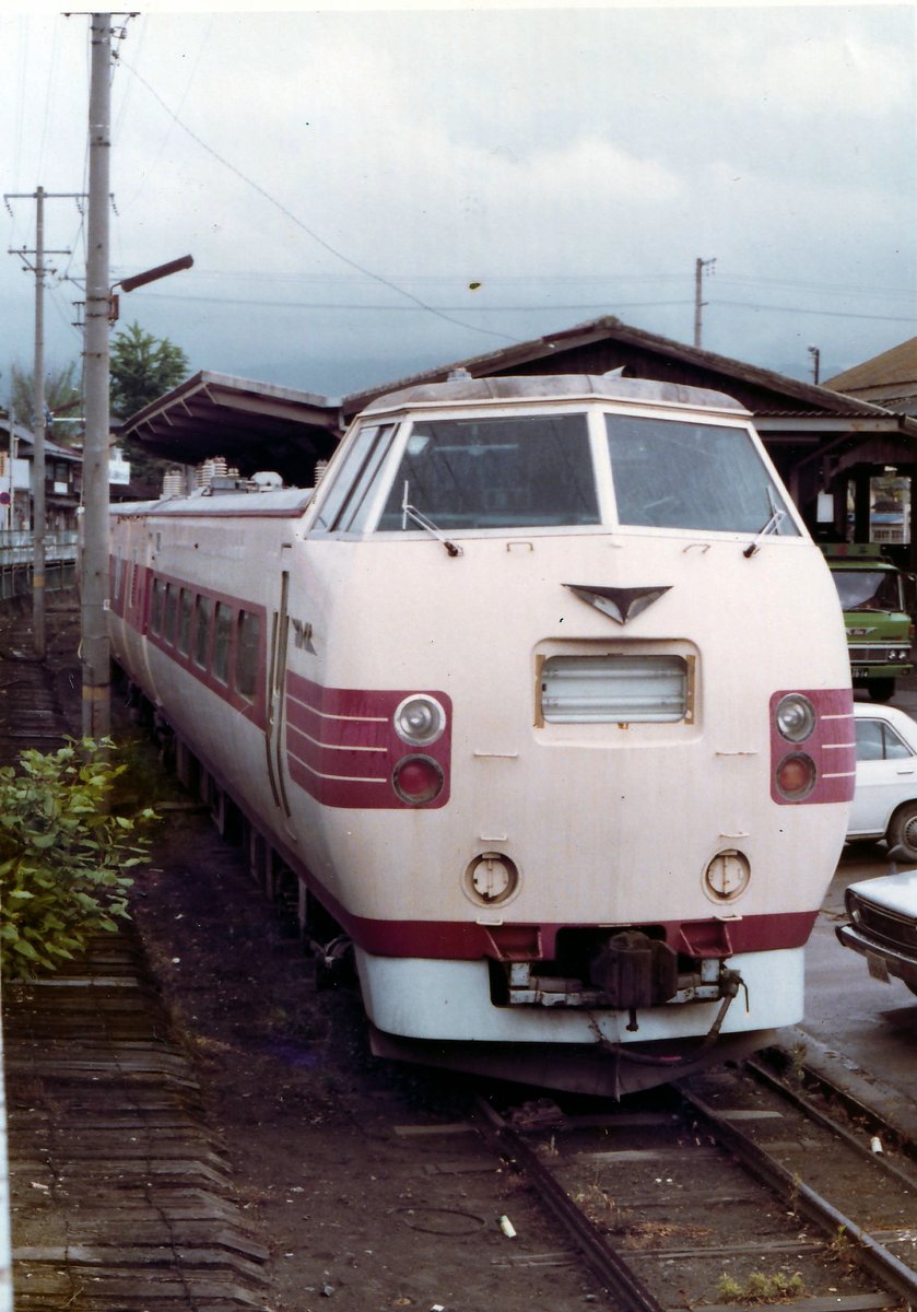 振子電車381系開発の礎となった試作車591系。役目を終えた後、岡谷駅構内に留置されていた頃の姿です。低重心化に向けたデータ収集のため低運転台と高運転台の2種類の顔が存在し、交直流電車として開発されたため東北地方や九州でも試験が実施されたようですね。
1978.6 岡谷