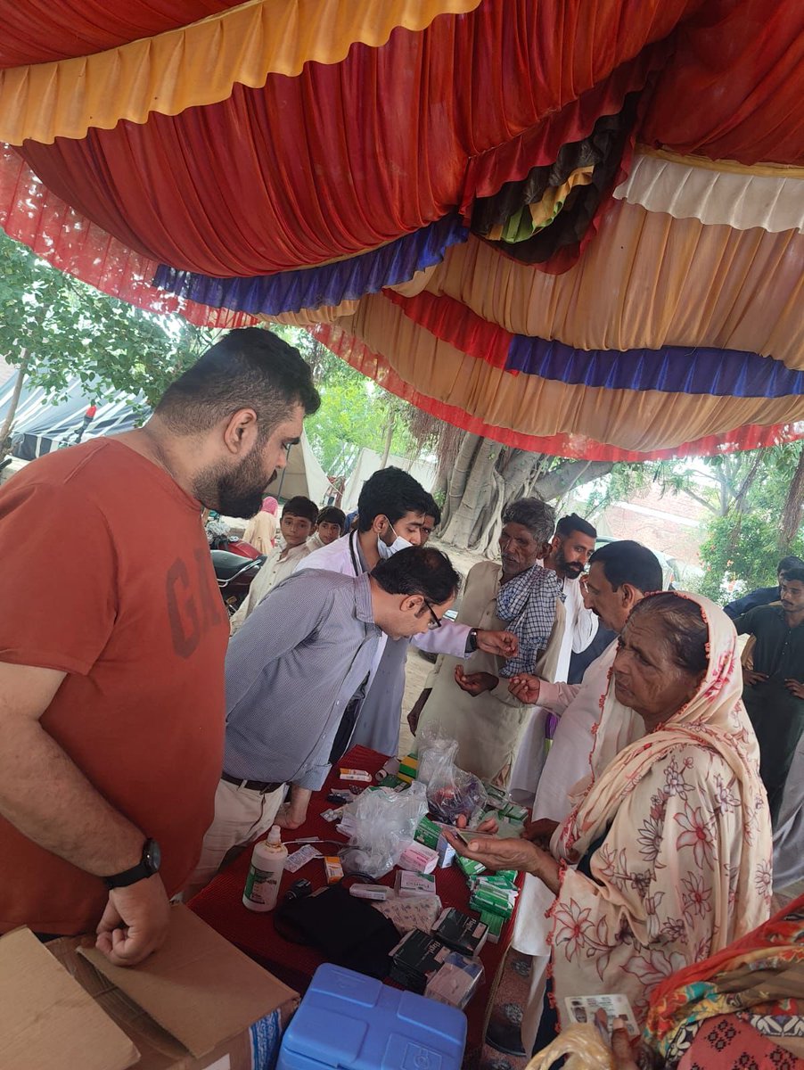 Specialist doctors and mobile labs present at the relief camps to ensure provision of best medical treatment to the flood victims. Chiniot.