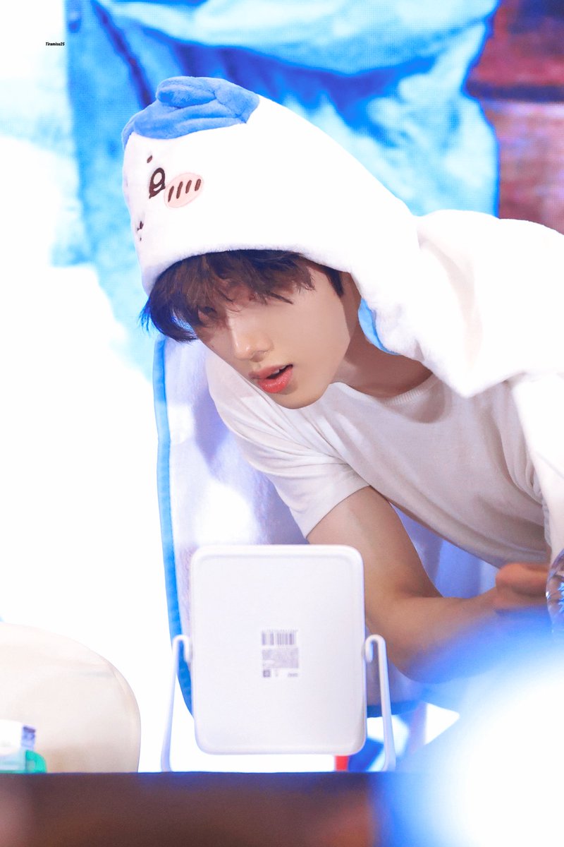 개뽀작한모자와 반대되게   그냥집에서입을법한티셔츠땜시 막 그려진다.. 같이집정리하다 발견하고 써달래서써주는모습...