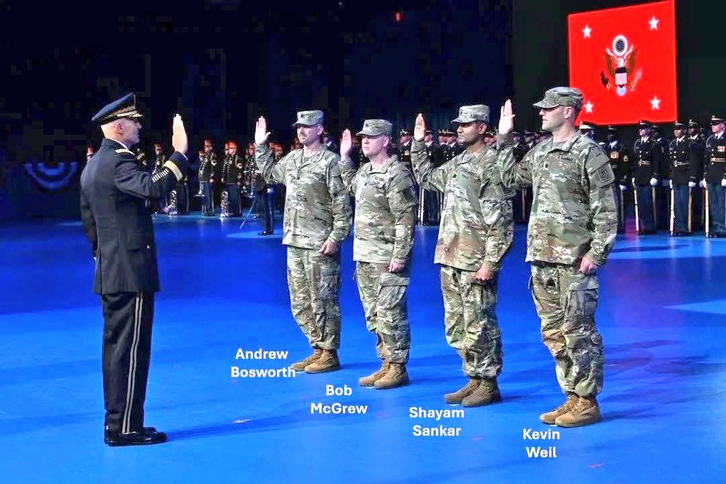 DiligentDenizen's tweet image. ‼️🇺🇸 ICYMI: The US Army swore in FOUR TECH EXECUTIVES as Lieutenant Colonels:
Shayam Sankar, the CTO of PALANTIR (Peter Thiel’s company), Andrew Bosworth, the CTO of META (Mark Zuckerberg’s company) and OpenAI’s chief product officer Kevin Weil, and former chief research officer…
