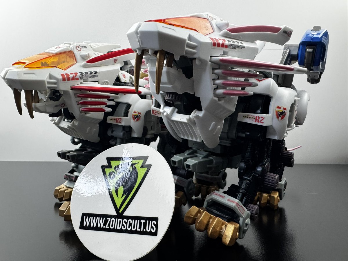 Known as the “Infinity Blade Liger”, or as the “Mirage CS (Canon Special), or “Pink Lady Liger”.

This beauty is one (of few) pretty in pink Ligers (see Liger Hiou)  Piloted by a female pilot named “Canon”, she sports pink trim with a blue CP-13 (Attack Booster), released as both