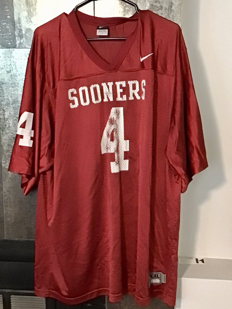 FrontRangePE's tweet image. Last week, my wife asked why I still wear this old #4 jersey when she’s gotten me much nicer game day gear over the years. I just smiled and said—some things carry more than just fabric and stitching. And can’t be replaced. 💪🏽🍁🏈 #BoomerSooner #GameDayTradition #OUDNA #sooners