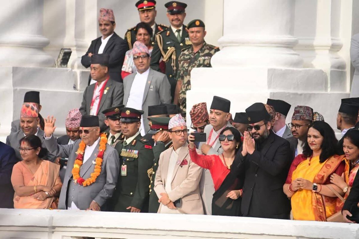 आफैले " मै हुँ " भनेर मात्रै के अर्थ , अरुले "तिमी हौ " भने पो मज्जा 🥰
इन्द्रजात्रामा बालेन र खड्गप्रसाद यौटा फ्रेममा हुंदा 
धेरैको नजर बालेन तिरै ।