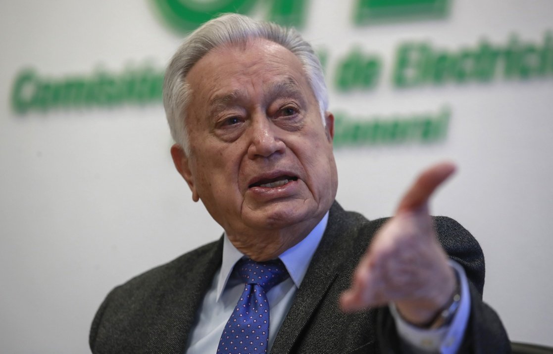 🗳📌 BARTLETT DEJÓ 34 MIL MILLONES “POR ACLARAR” EN CFE

¿Dónde quedó el dinero?

El Universal reveló que auditorías internas detectaron 34 mil 132 millones de pesos pendientes por recuperar o justificar.

Esto ocurrió en 2024, último año de Manuel Bartlett al frente de la CFE.