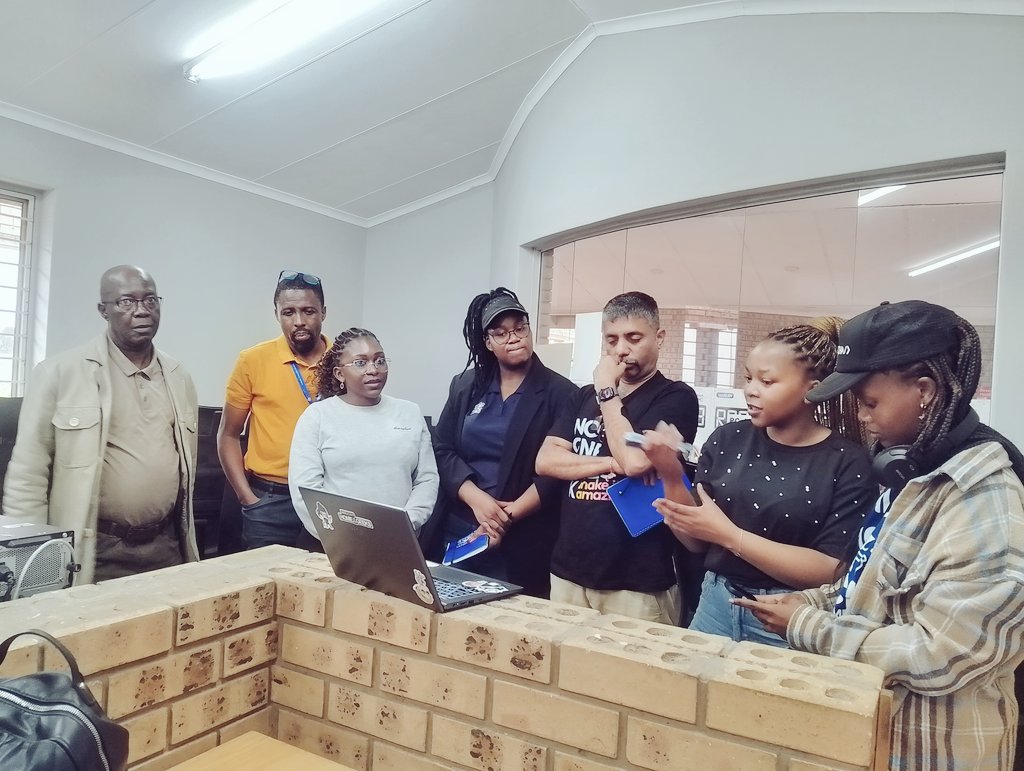 Geekulcha's tweet photo. Judges deliberate on the scores and set finalisation of the Top 3 teams winning the Emalahleni Telkom 10X Hackathon edition.
#Telkom10XHack #TelkomLearn #TelkomFutureMakers #InnovateWithUs https://t.co/rejy6wevkr