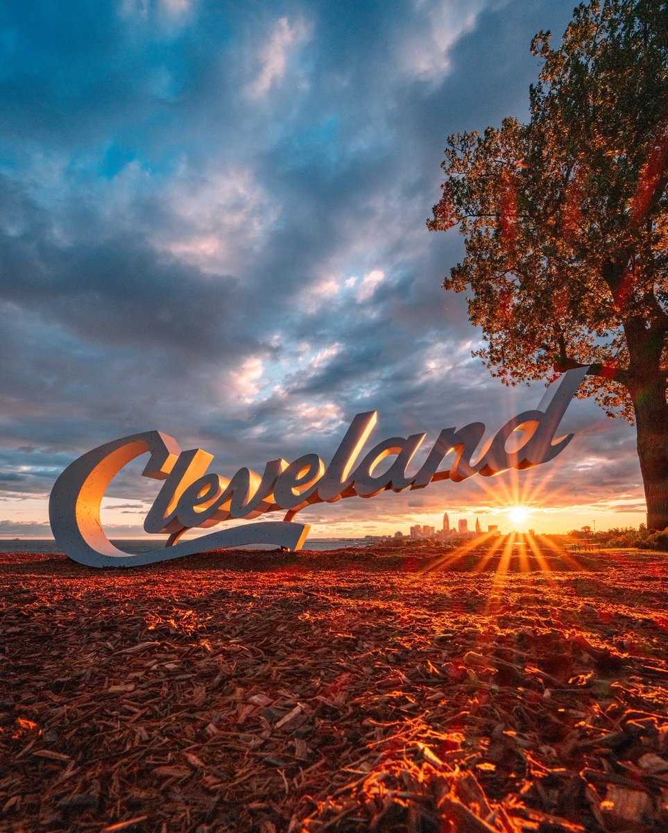 GabeWasylko's tweet photo. Cloudy Saturday Sunflares in Cleveland, Ohio https://t.co/PTAUpj43u3