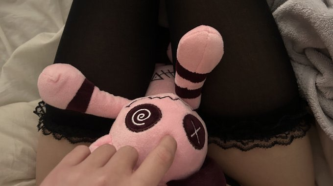 sammywasheree's tweet photo. why am i getting no dms 😭 i'm not scary i promise #nsfw #nsfwtwtًً   
- 21    
- bi<3    
- she / her   
- sub    
- selling &amp; broke college student (buy pls :c)   
♡, ↺, and follow to be moots !! https://t.co/pwGHEsBA6Q