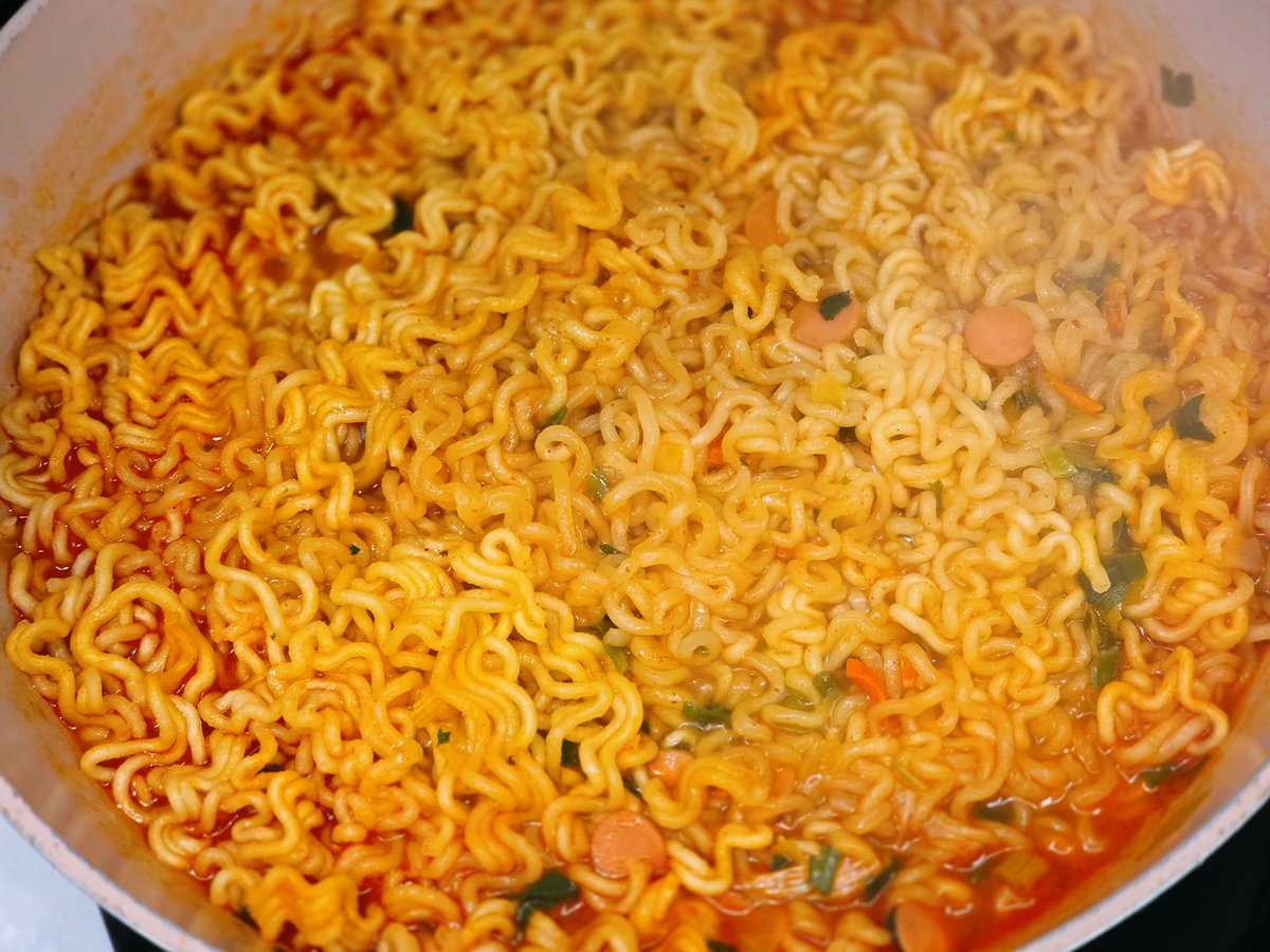 소기름으로 튀긴 삼양라면이 그렇게 맛있다기에 진짜 해봤다. 소기름 3kg에 살짝 데친 삼양라면  튀겨서 끓이기.
후기는요.
아니젠장 이 좋은 걸 어른들만 먹었단 말이냐??
우지파동 이후 삼양라면 망할 뻔 했다더니 그야 그동안 이런 걸 먹다가 팜유로 바뀌었으면 아무도 안 사먹었겠지!!!!