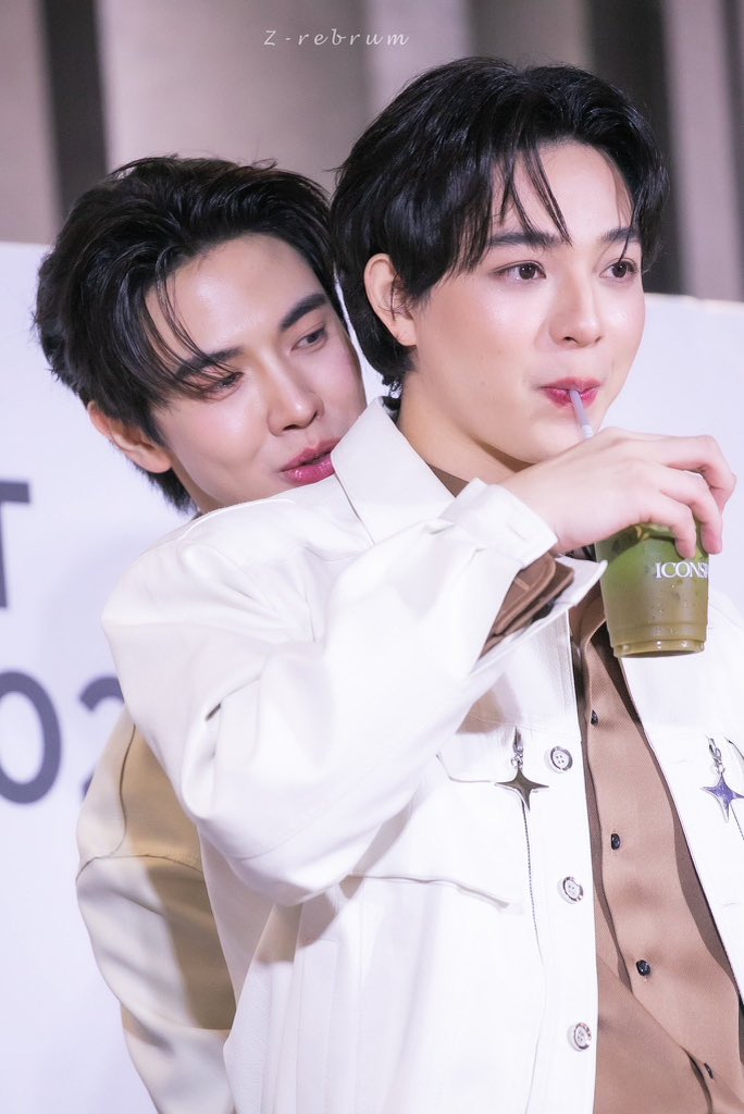 p_patsarapon's tweet photo. หน้าและสายตามันฟ้องนะคุณ รชต🐢

MAXKYBAS ICONSIAM COFFEE 

#MaxkyBasxICONSIAM https://t.co/AWmiRkOIIW
