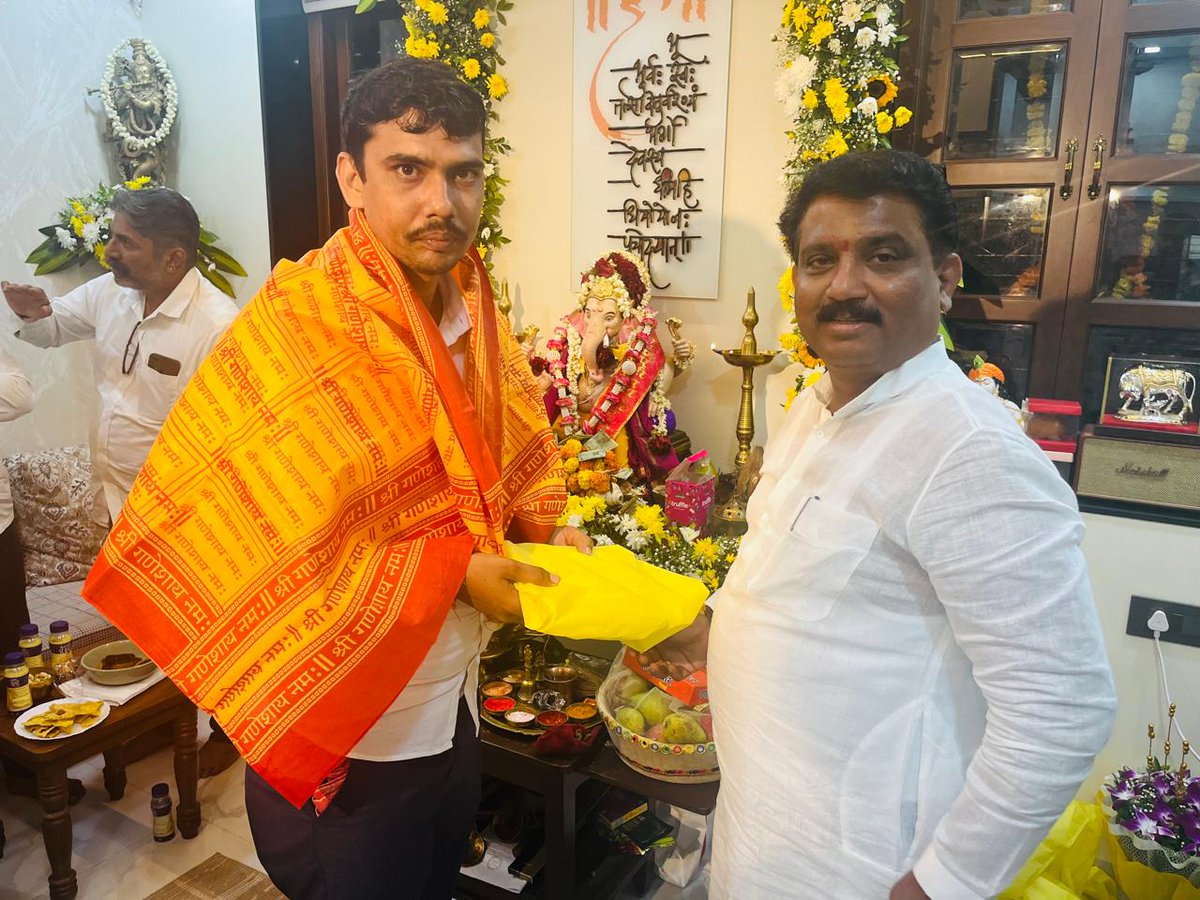 RAJESSHRII SHIRWADKAR (@rajeshreeatwork) on Twitter photo भाजपा वॉर्ड १७६ चे अध्यक्ष श्री. कृष्ण दुबे यांनी आमच्या घरी येऊन गणपती बाप्पाचे दर्शन घेतले. <a href="/kkdubey82/">KRISHNA KUMAR DUBEY मोदी का परिवार</a> भाजपा वॉर्ड १७६ चे अध्यक्ष श्री. कृष्ण दुबे यांनी आमच्या घरी येऊन गणपती बाप्पाचे दर्शन घेतले. <a href="/kkdubey82/">KRISHNA KUMAR DUBEY मोदी का परिवार</a>