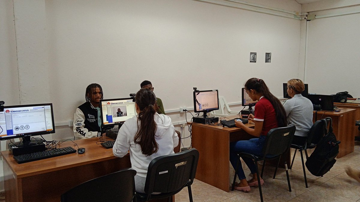 Continuamos en el recibimiento de 1er año en este nuevo curso escolar. En estos momentos nos encontramos tomándole los datos iniciales y realizando su foto de identificación en la universidad. #SomosUCI <a href="/raydelmp/">Raydel Montesino Perurena</a> <a href="/WalterBG_MES/">Walter Baluja García</a>