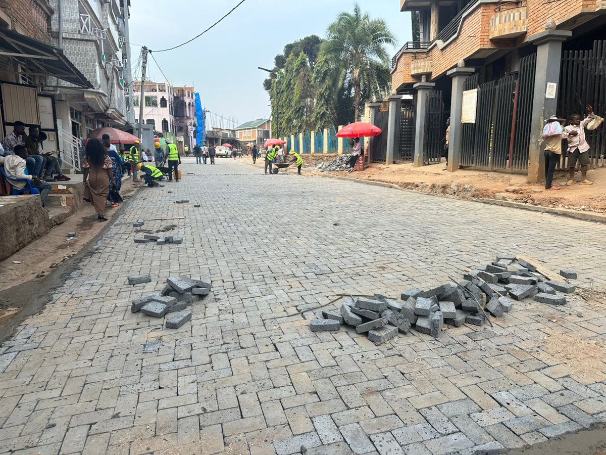 RutegaBin's tweet image. #SUD-KIVU:Petit à petit,le chef lieu de la province du SUD-KIVU,la ville de BUKAVU est entrain d&apos;être revêtie d&apos;une nouvelle robe, grâce à l&apos;engagement du Gouvpro sous l&apos;AFC/M23 @BNgwi ,ici, nous sommes sur avenue Mbaki non loin de l&apos;archevêché de Bukavu, @bbisimwa @FannyKaj1