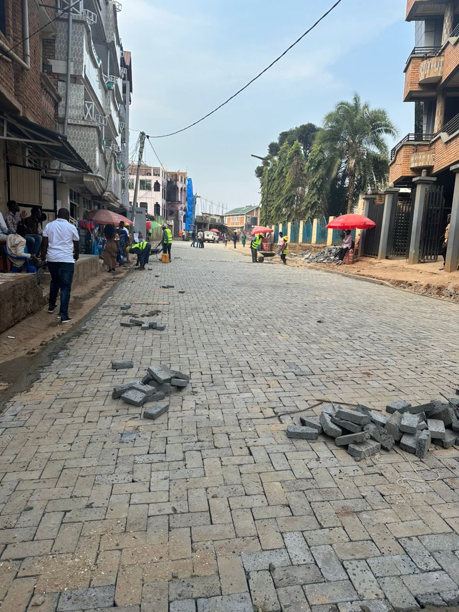 RutegaBin's tweet image. #SUD-KIVU:Petit à petit,le chef lieu de la province du SUD-KIVU,la ville de BUKAVU est entrain d&apos;être revêtie d&apos;une nouvelle robe, grâce à l&apos;engagement du Gouvpro sous l&apos;AFC/M23 @BNgwi ,ici, nous sommes sur avenue Mbaki non loin de l&apos;archevêché de Bukavu, @bbisimwa @FannyKaj1