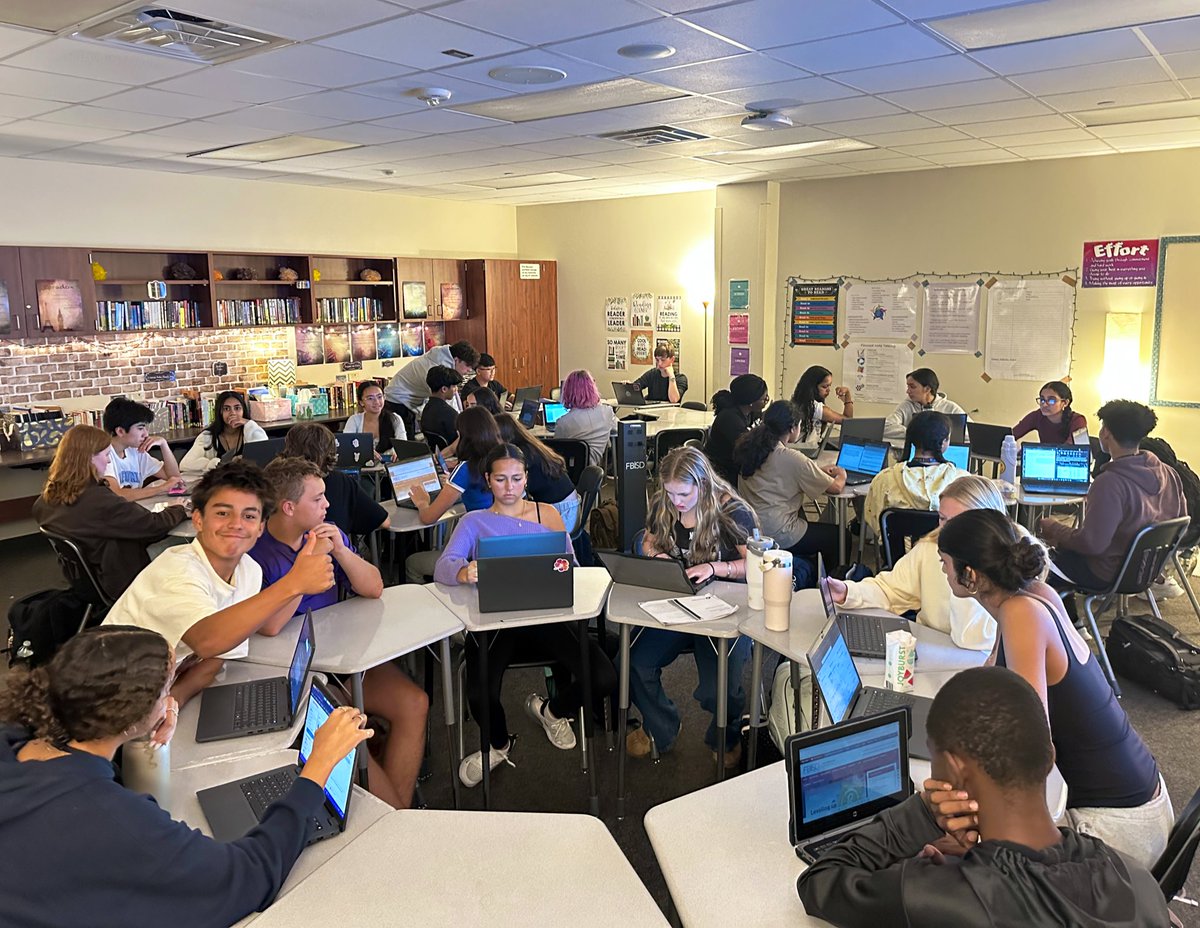 RPHS_Panthers10's tweet photo. @Rphs_World @RGAPMobileLive @ElmanSenorita22 #TeacherAwards25🍎: #CrystalApple #AugustWinner—Mrs. Portia Thompson—English 2 AAC! Each month, 2 teachers are awarded w/a beautiful crystal apple for their commitment, passion, hard-work, & servitude in their department! #RPHS_English2 @RGAPMobileLive https://t.co/za43vYkPye