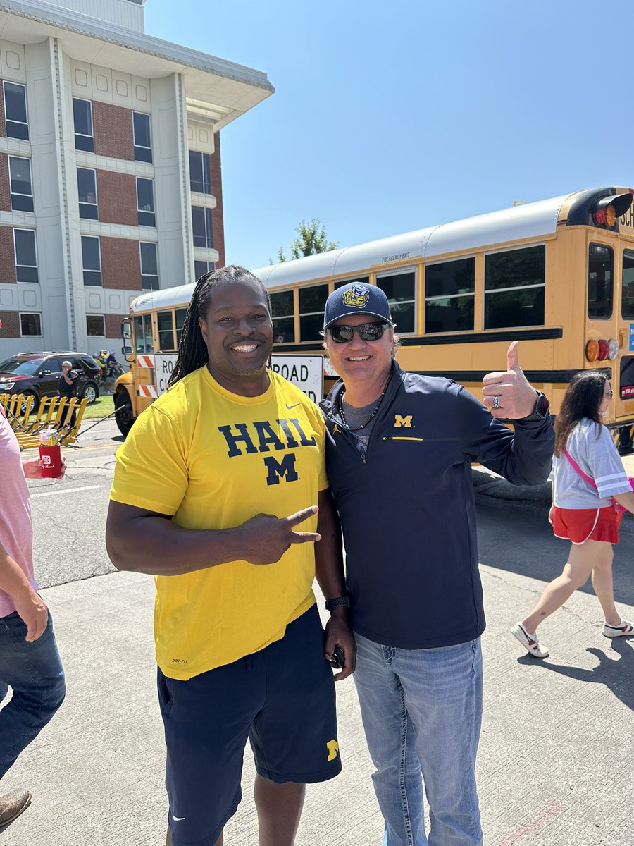Guess who I ran into? <a href="/NateLewis77/">Nate Lewis</a> 💛💙💪🏼🌵🕺🏻🏈