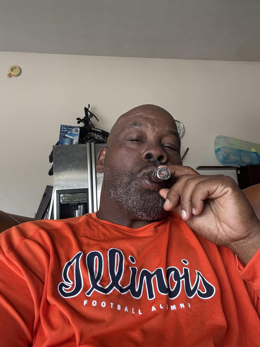 Go ahead and light it up

#Illini Hall of Famer Darrick Brownlow and his Victory Cigar