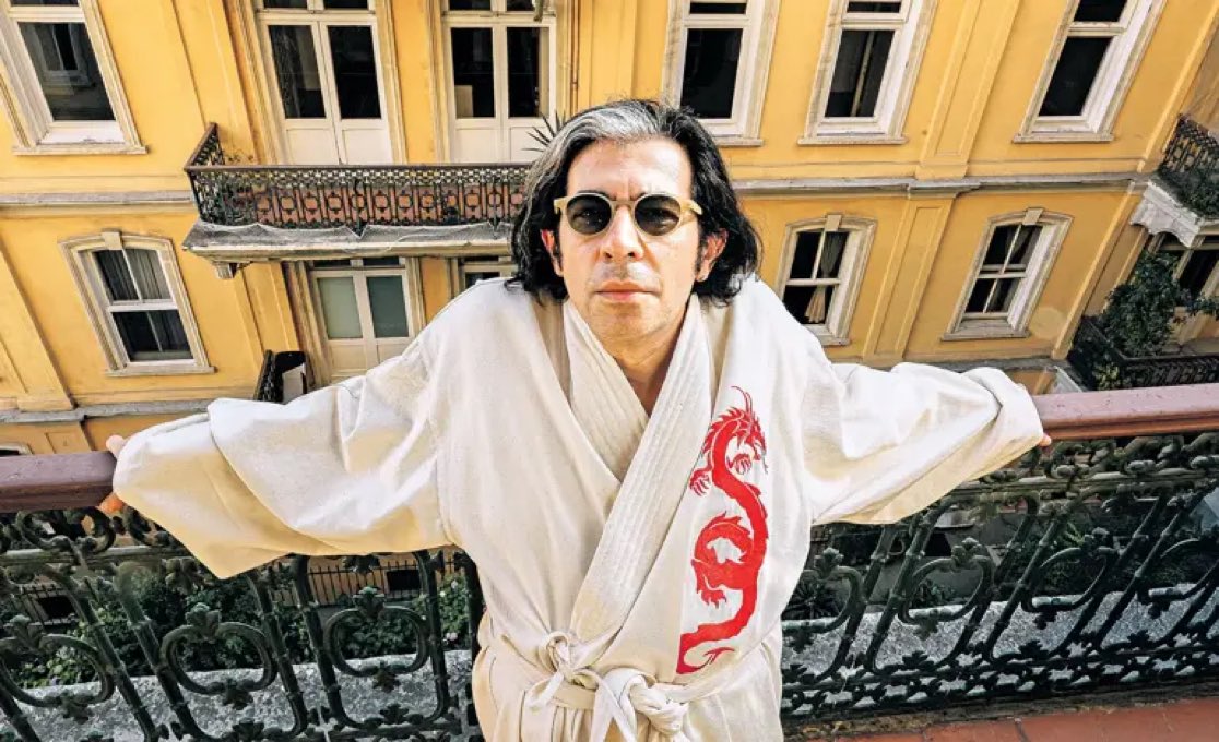 Okan Bayülgen: "15 saniyede bir telefona bakan bir insan gerizekalı değil de nedir?"