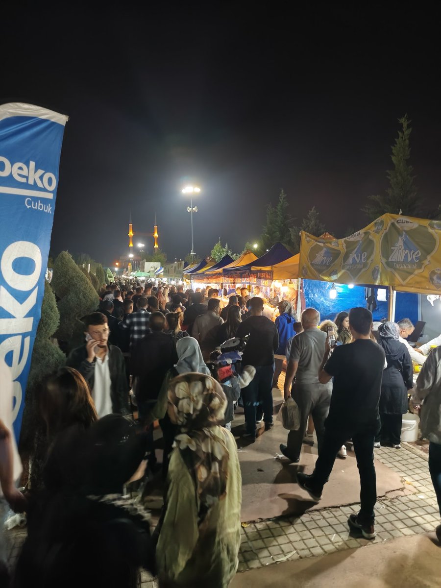 DayNocci's tweet image. Çubuk turşu festivali ve #sefo konserine geldik. İzdiham var resmen. 

Ben böyle kalabalık görmedim. Türkiye buraya gelmiş sanki.

#cubukfest  #çubuk