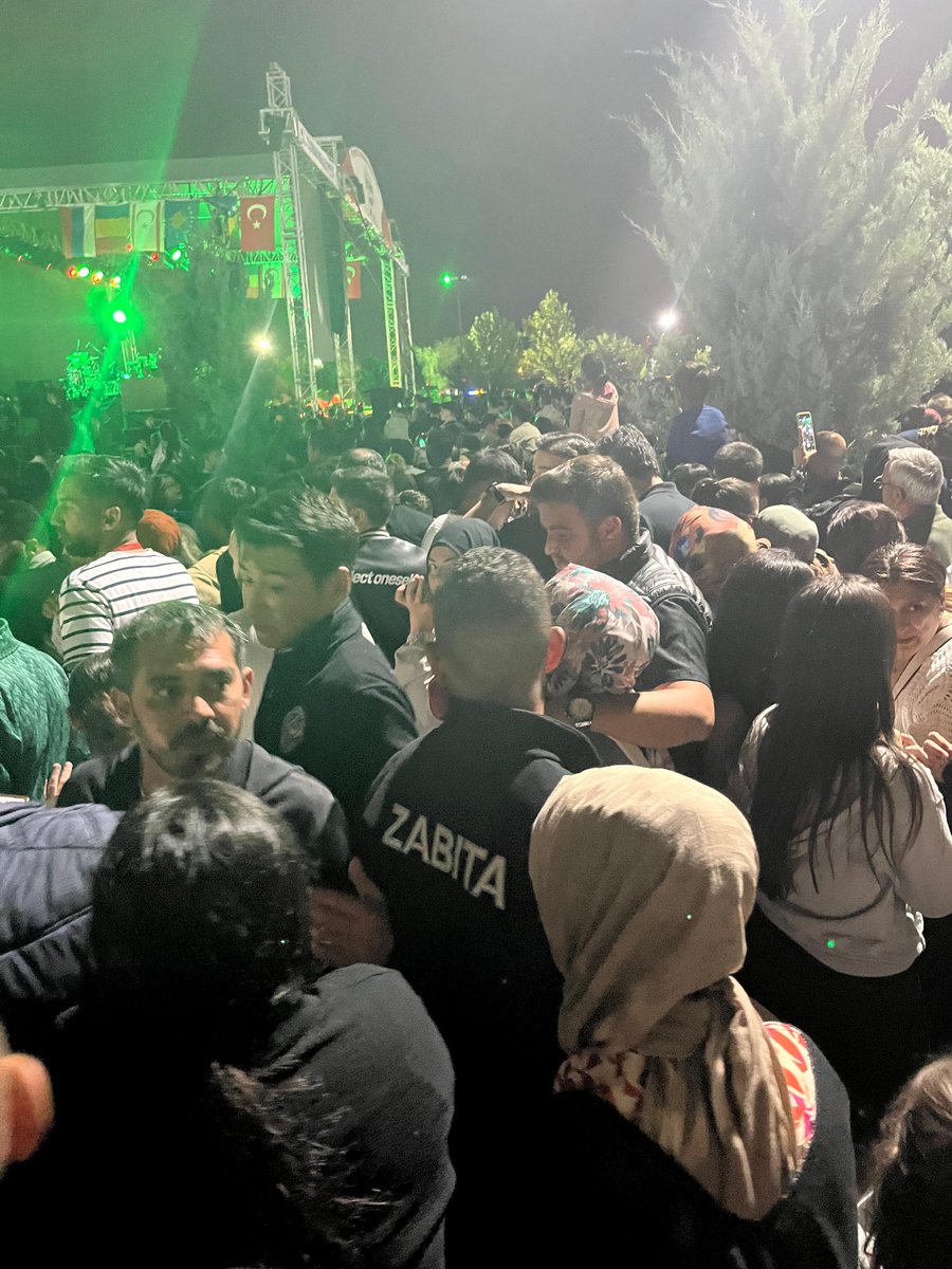 DayNocci's tweet image. Çubuk turşu festivali ve #sefo konserine geldik. İzdiham var resmen. 

Ben böyle kalabalık görmedim. Türkiye buraya gelmiş sanki.

#cubukfest  #çubuk