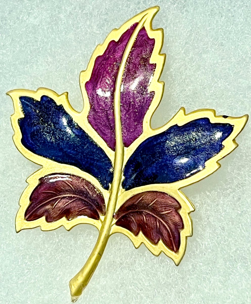 TeriE's tweet image. BEAUTIFUL #MapleLeaf Brooch #FallColors Lapel Pin #EnamelJewelry Gold Tone 2.75&quot; #VINTAGE90s ebay.us/m/qXO0ay

#vintagejewelry #pins #broochesandpins #pinsandbrooches #giftsforher #fallfashion #fallstyle #vintagefashion #brooches #fallaccessories #fallleaves #leafjewelry