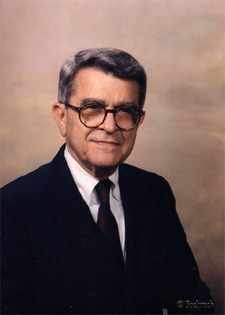 kimianora's tweet photo. John Sarno was a maverick of a doctor who predicted an epidemic of chronic pain in the 70s.

Today, chronic pain costs more than heart disease, diabetes and cancer combined.

Yet, he famously cured thousands without any drugs or surgery.

Here's what he did differently:🧵 https://t.co/m9fxQF1gQI