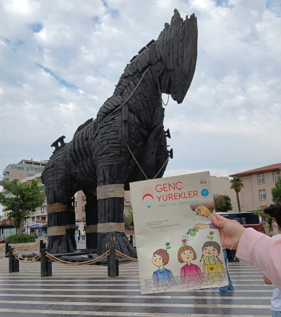 genc_dergisi's tweet photo. Yayın Kurulu Üyelerimizden Tuncay Çalışkan, İtalya/Milano'da; Ahsen Yıldız Şahin, Çanakkale'de; Havva Ay, Kırım Türkleri Kültür ve Yardımlaşma Derneği'nde, Dergimizi böyle fotoğrafladılar. Kendilerine gönülden teşekkür ediyoruz. https://t.co/aVqIHPXpgP