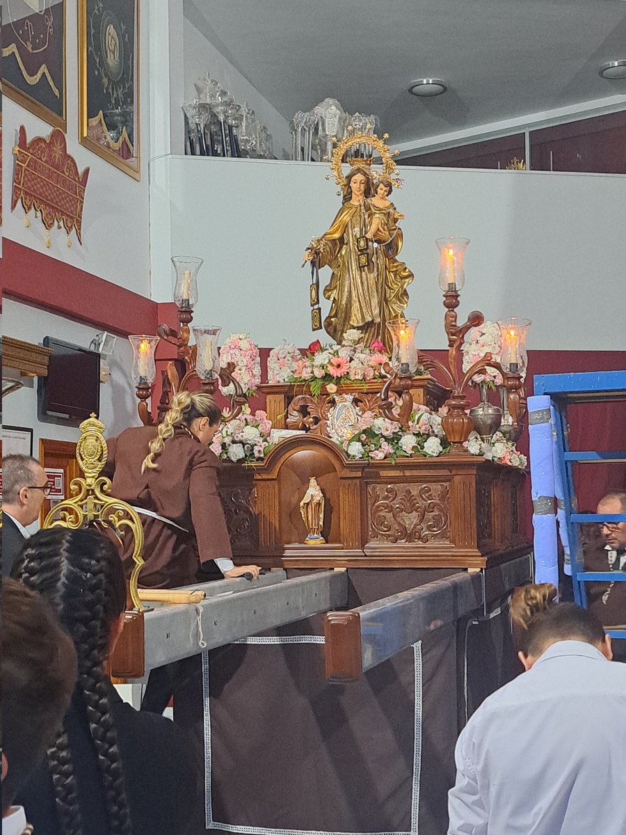 Acompañamos a los vecinos del barrio y La Cofradía de la Virgen del Carmen en el 25 aniversario de las salidas profesionales de la Virgen del Carmen de nuestro barrio. Últimos detalles para la salida!!
#virgendelcarmen #juntadeloscaminos #puertodelatorre #procesión