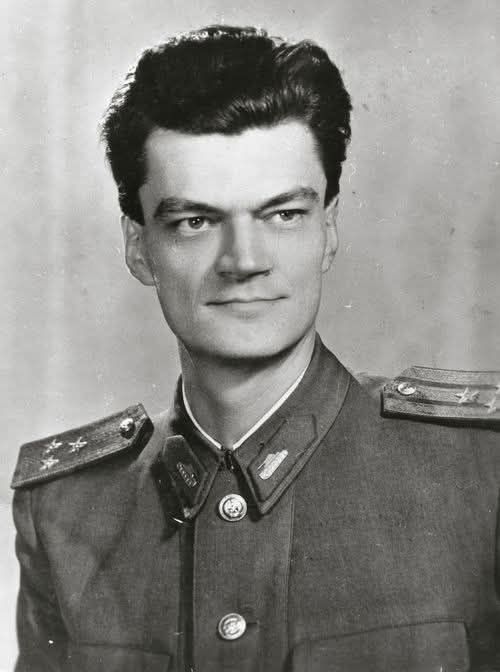 gun1man's tweet image. По поводу предложения путина провести переговоры с президентом Украины Зеленским в Москве есть хороший урок истории от венгерского генерала Пала Малетера.
Пал Малетер - военный лидер Венгерской революции 1956 года, министр обороны в третьем правительстве Имре Надя.
В 1956 году…