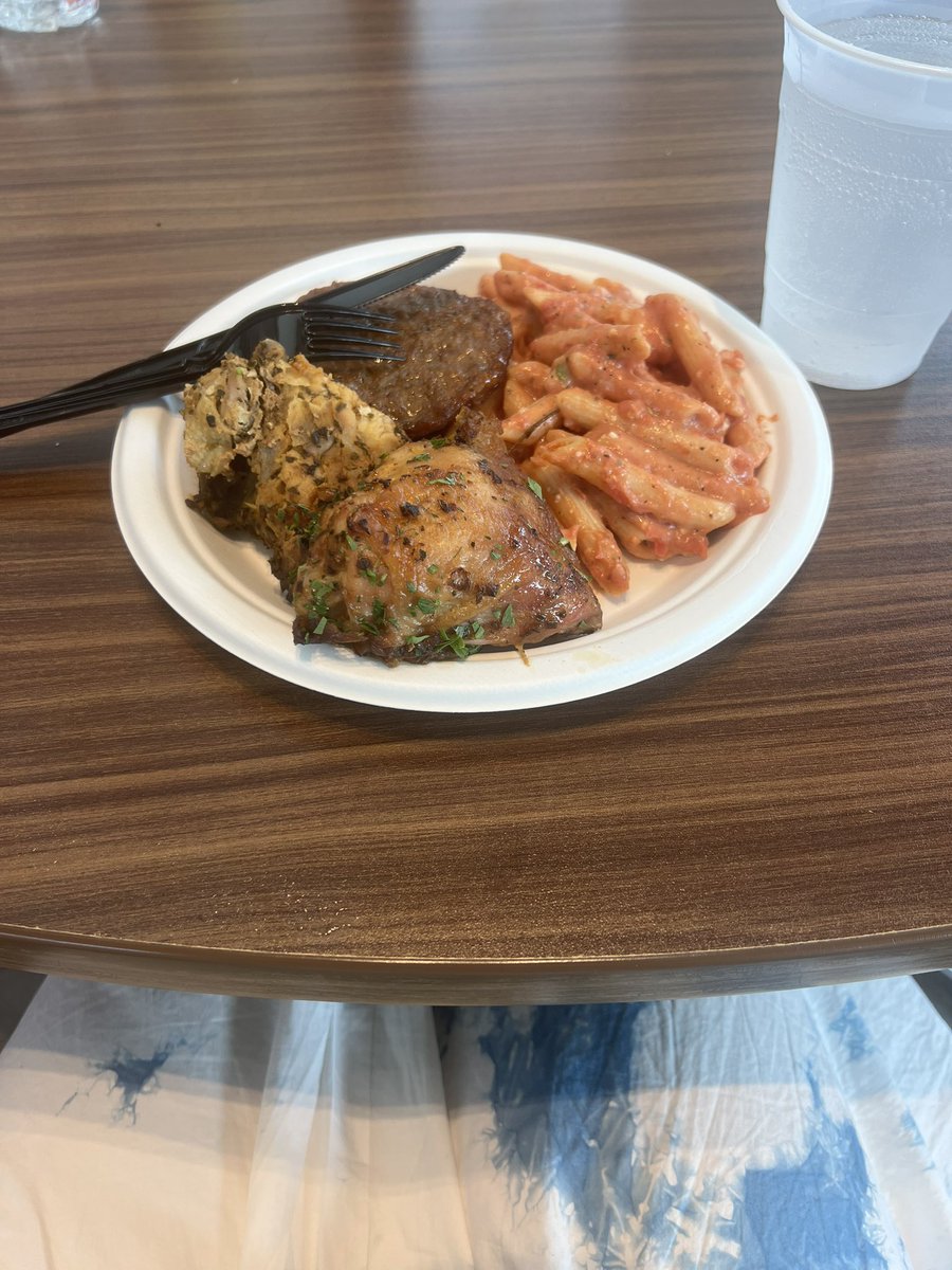 SouviensYu's tweet photo. 今天休息 午饭去食堂又认识了新朋友( ^ω^ ) https://t.co/wWHEToC52b