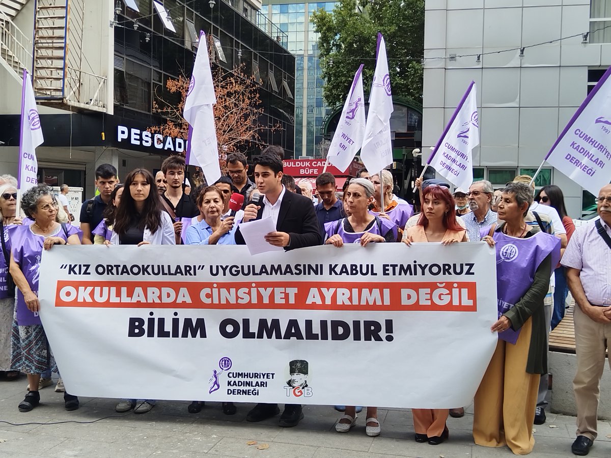 📌Türkiye Gençlik Birliği ve Cumhuriyet Kadınları Derneği, 'kız ortaokulu' uygulamasının karşısında durduklarını açıkladı.

💥Söz konusu uygulamanın Türkiye’de aile yılına hizmet etmediği ifade edildi.

aydinlik.com.tr/haber/ckd-ve-t…