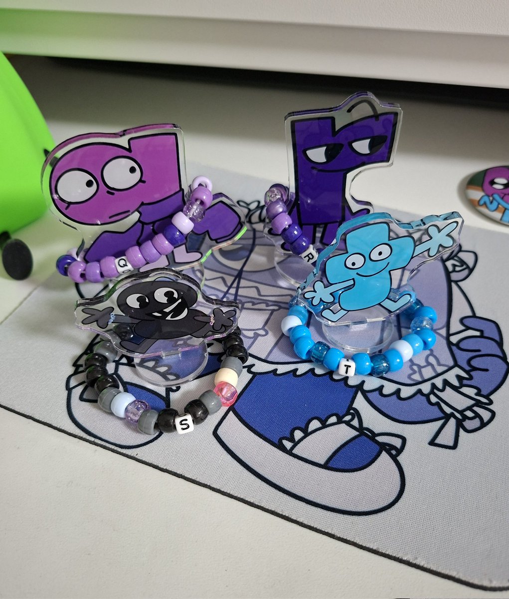 skehwey's tweet image. Look at my silly bracelets (ignore Pi mouse pad) | IDK WHY Q AND R ARE SO BIG #PaSosc #ProblemsandSolutions #PaS #osc #objectshowcommunity