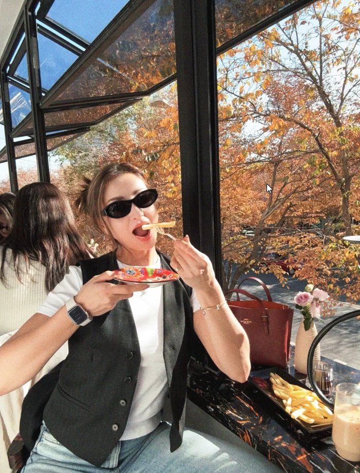 MeksPro's tweet image. In autumn, don't be too hard on yourself. Make yourself more perfect and happier.